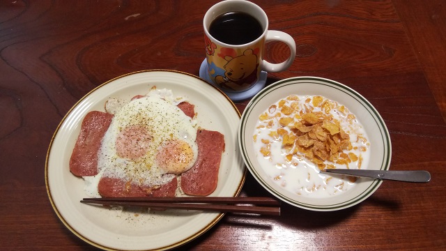 ポーク玉子とコーンフレークの朝食と昼食の雑炊 グルテンフリーな日常